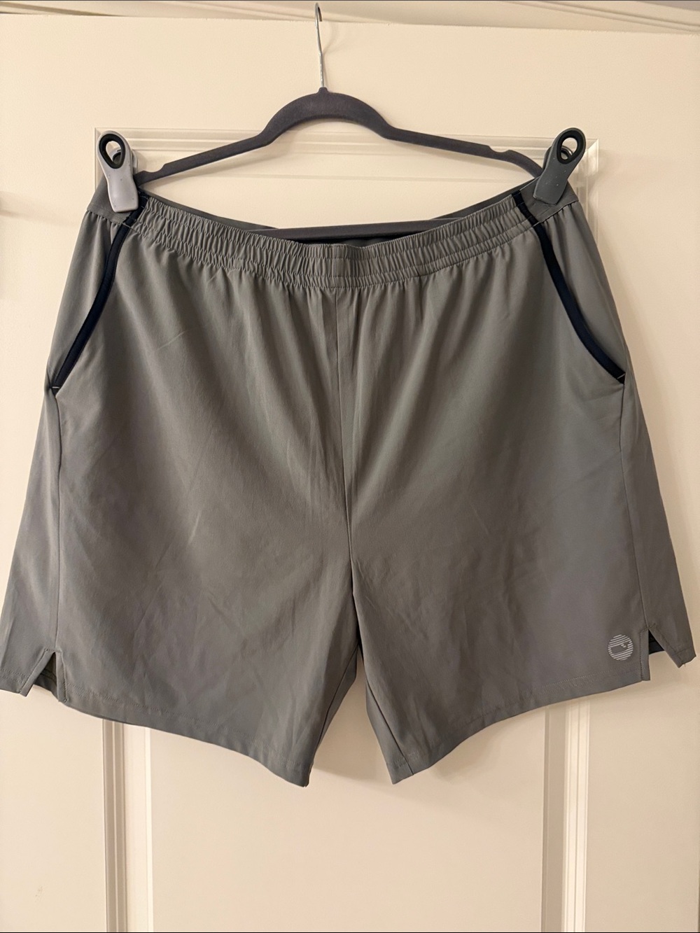 Vineyard Vines Men's Gray Athletic Shorts with Black Trim